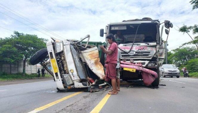 
					Truk Hantam Truk di Bangil, Sopir Meninggal