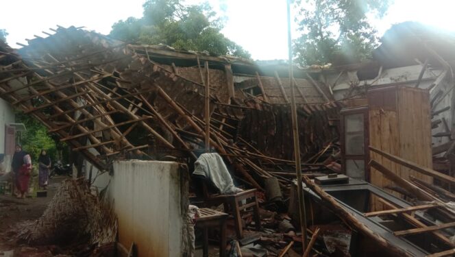 
					Hujan Deras, Rumah di Banyuanyar Roboh