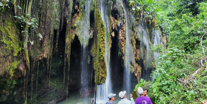 
					Air Terjun Purba Tirai Bidadari, Gugusan Stalaktit Nan Eksotis