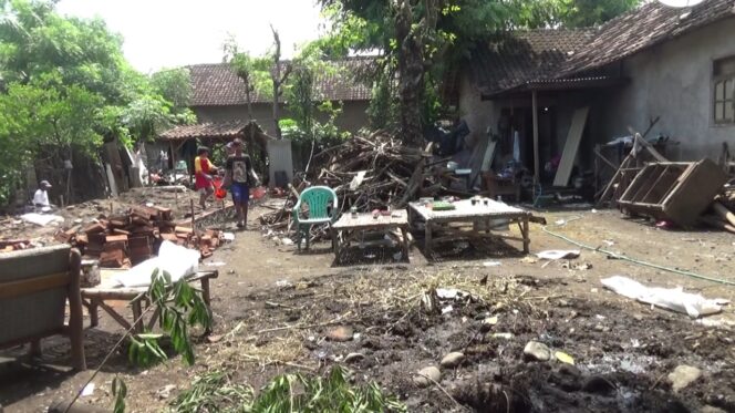 
					Disapu Hujan Deras, Rumah di Kotaanyar Roboh