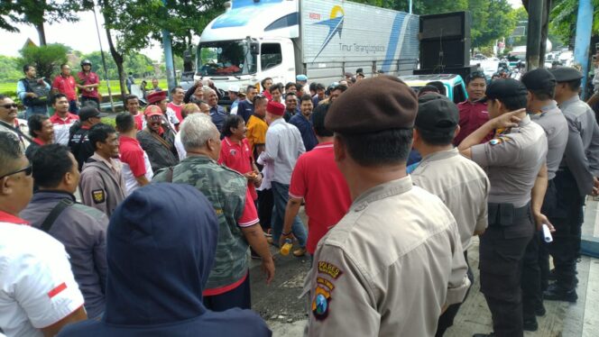 
					Kantor Inspektorat Probolinggo Didemo, Kericuhan Pecah
