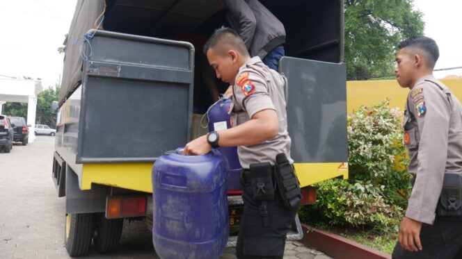 
					Praktik Penimbunan BBM Dibongkar, 3 Ribu Liter Premium Disita