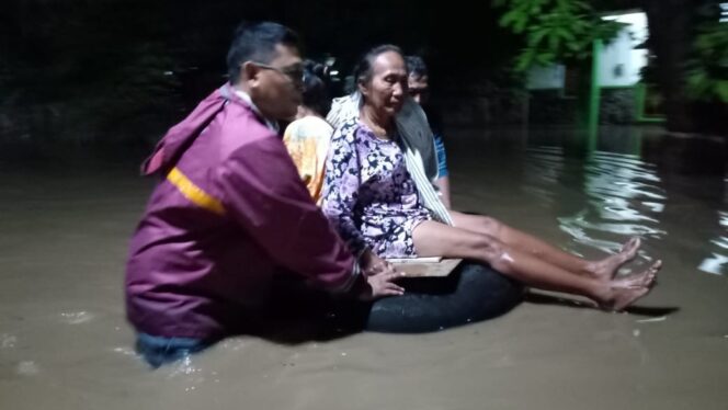 
					Banjir Rendam 8 Desa dan Jalur Pantura di Gending