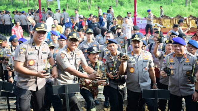 
					Cegah Longsor, 60 Ribu Rumput Vetiver Ditanam di Tanggul Sungai Brantas Porong