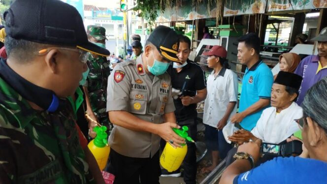 
					Covid-19 Tak Terbendung, Pasar pun Disemprot