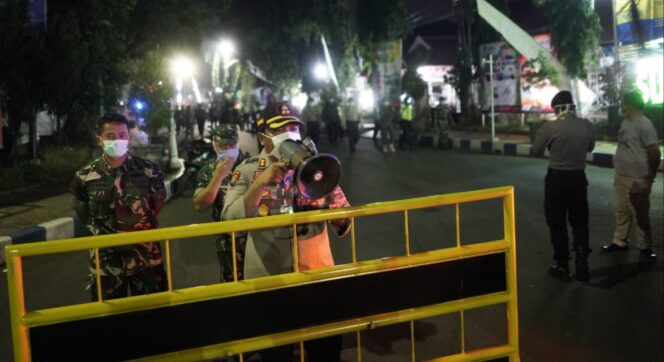 
					Kota Probolinggo Terapkan Physical Distancing, Jalan Suroyo Ditutup