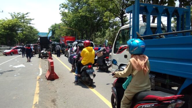 
					Demo di Kantor Bupati Probolinggo Lumpuhkan Jalur Pantura, juga Kritisi Kemiskinan