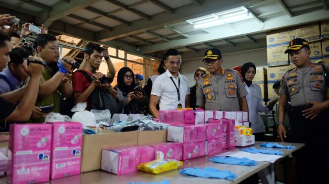 
					Polisi Sidoarjo Gerebek Gudang ‘Repacking’ Masker Beromset Ratusan Juta