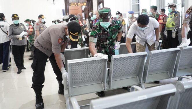 
					Perangi Virus Corona dari Stasiun dan Terminal