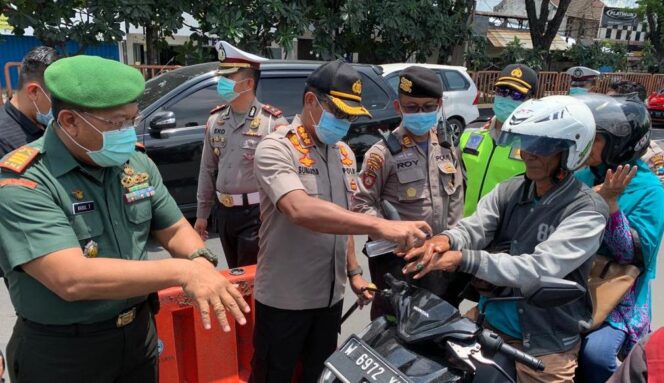 
					Melintas di Waru, Tangan Pengendara Disemprot Hand Sanitizer