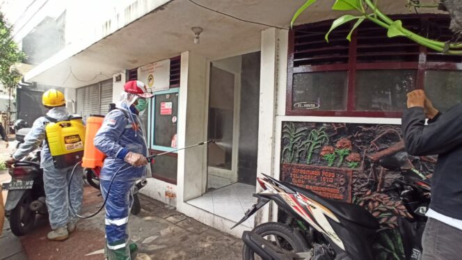 
					Darurat Covid-19, Posko Wartawan Sidoarjo Disemprot Desinfektan