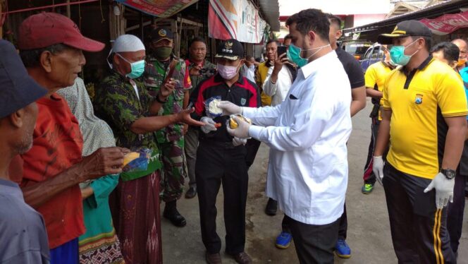 
					Di Mayangan, Masker dan Hand Sanitizer Disebar Gratis