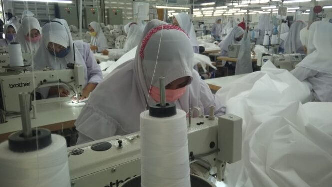 
					Pabrik Garmen di Jl Brantas Produksi APD, Sehari Hasilkan 10 Ribu Piece