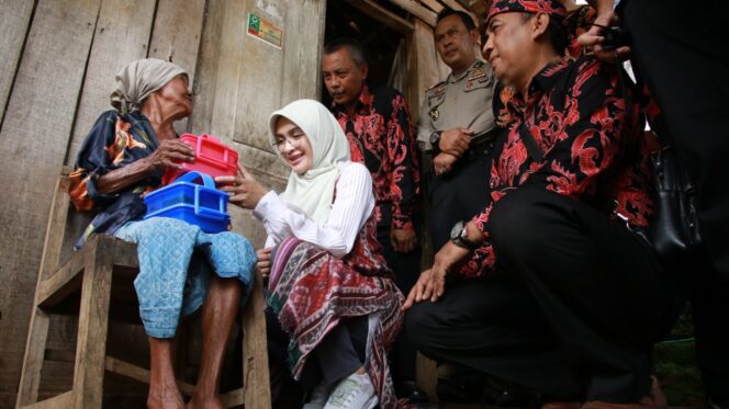
					Bupati Tantri Layani Lansia Santap Makanan Bergizi