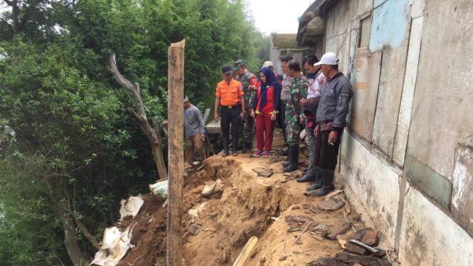 
					Cuaca Ekstrim, Rumah Rusak dan Tanah Longsor Terjadi di Lumbang