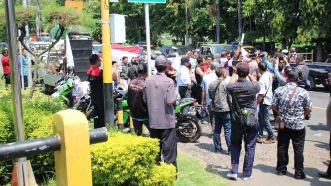 
					Aktivis Anti-korupsi Demo di Polres, Massa Blokade Jalur Pantura