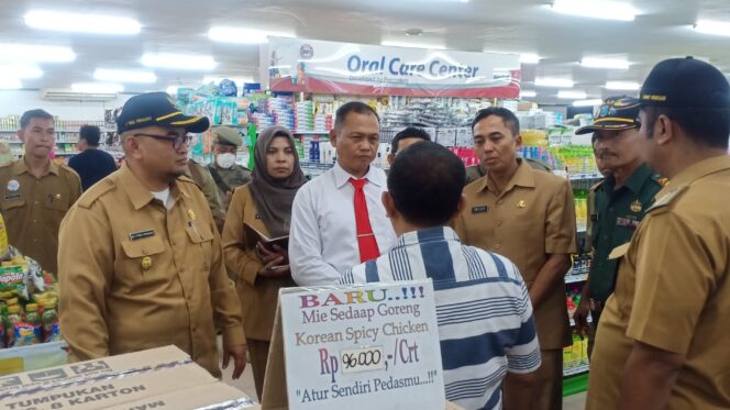 
					Pastikan Masker dan Handsanitizer Langka, Wabup Timbul Sidak Apotik-Swalayan