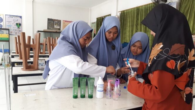 
					Pola Hidup Sehat Ala Genggong, Buat Handsanitizer dan Rajin Olahraga