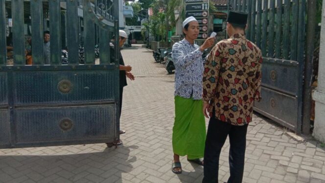 
					Covid-19 Mewabah, Peziarah Maqbaroh Kiai Hasan Genggong pun Jalani Tes Suhu