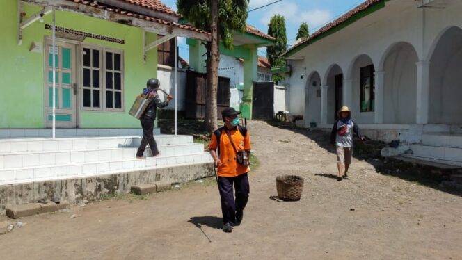 
					Pasar dan Ponpes di Besuk, Disterilkan dari Paparan Virus Corona