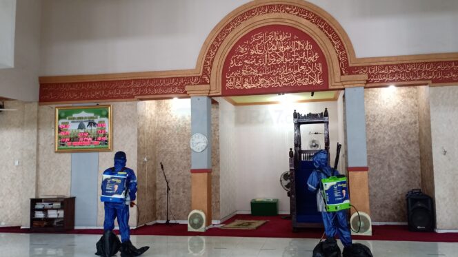 
					Masjid, Gereja Hingga Pesantren di Probolinggo Disemprot