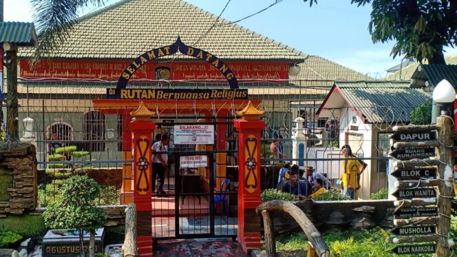 
					Overload, Rutan Kraksaan Gagal Terapkan Sosial Distancing