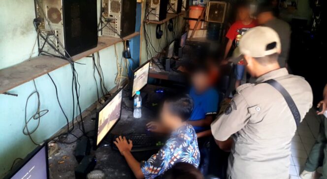 
					Sekolah Diliburkan, Siswa Terjaring Asyik Main Game