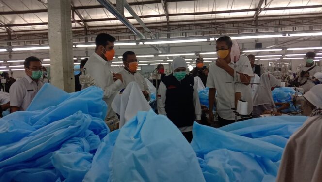 
					Khofifah Pastikan Masker dan APD di Jatim Tersedia