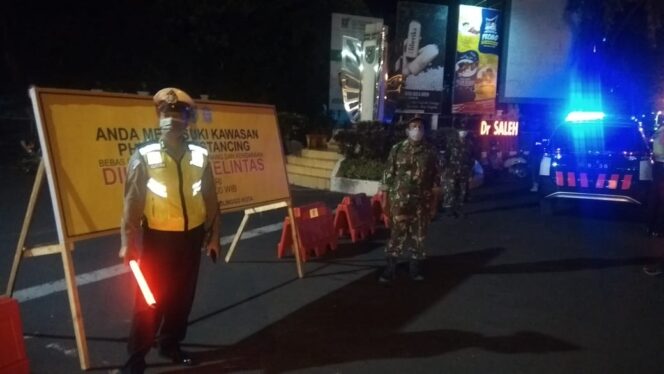 
					Physical Distancing, Jalan dr Moh. Saleh Ditutup