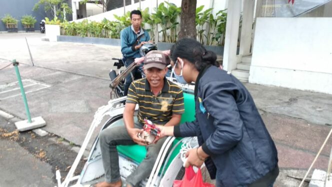 
					Gerakan Sosial Covid-19, Relawan Bagikan Masker-Mamin