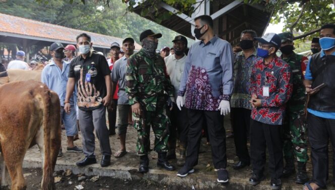 
					Pedagang dan Pembeli di Pasar Hewan Harus Bermasker