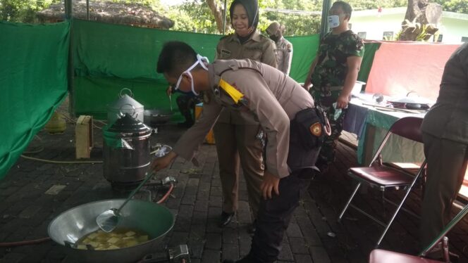
					Dapur Umum Layani Warga Terdampak Covid-19