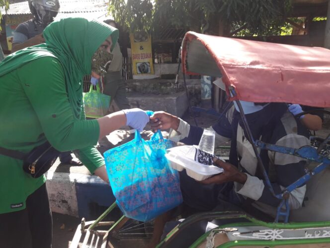 
					Persit Kodim Bantu Sembako dan Masker