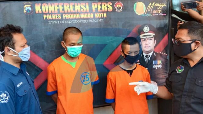 
					Nyabu Saat Main Game Online, 2 Pemuda Diringkus Polisi