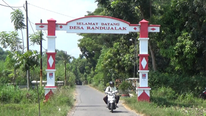 
					Buntut VC Telanjang Dada, Perangkat Desa Randu Jalak Mundur