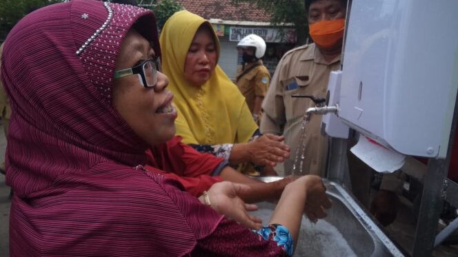
					Cegah Corona, Warga Lakukan Gerakan Cuci Tangan