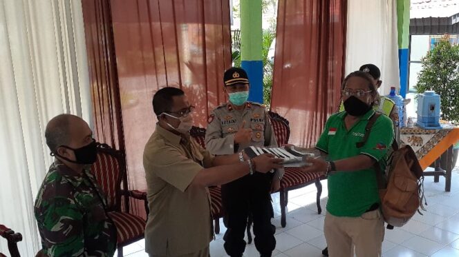 
					Jurnalis Sumbang APD ‘Face Shield’ ke Puskesmas Wonoasih
