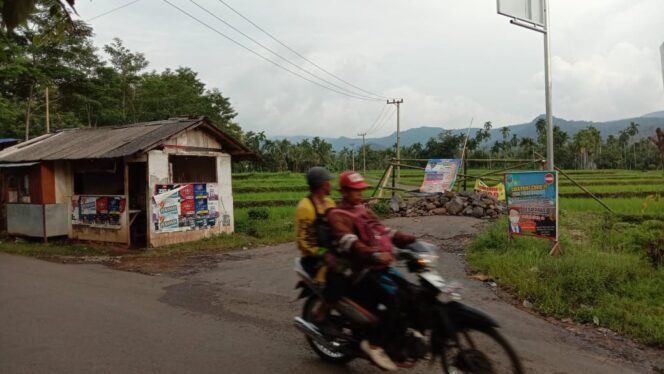 
					Dua Warganya Positif Covid-19, Desa Prasi Blokade Jalan