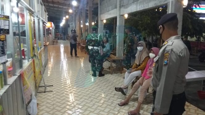 
					Razia Malam Minggu, Masih Banyak Warga Bergerombol
