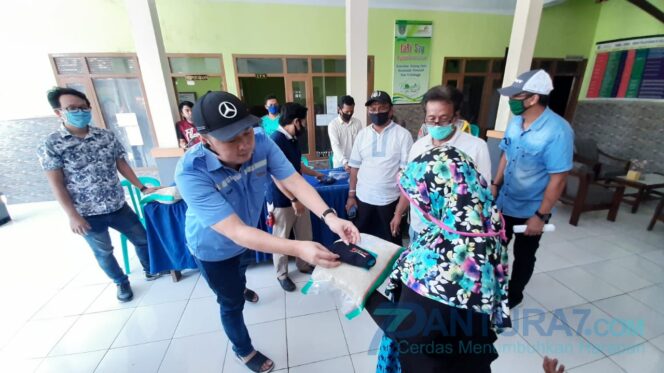 
					Hore! 666 Warga di Wonoasih Terima Bantuan Beras