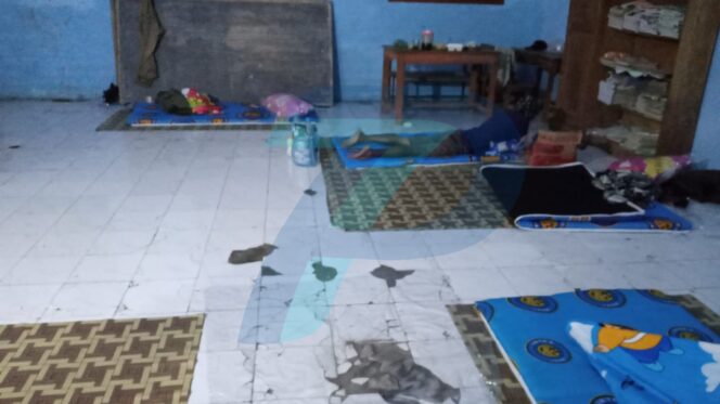 
					Tempat Karantina Tanpa Kasur, Warga Protes