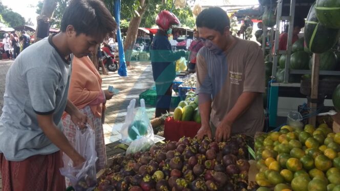 
					Puasa, Buah-buahan di ‘Pasar Mastrip’ Diserbu Pembeli