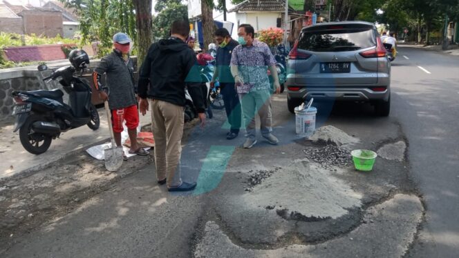 
					Pandemi Covid-19, Jalan Rusak Ditambal Sulam