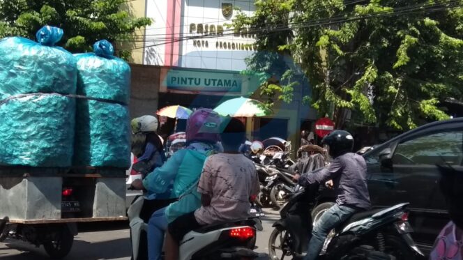 
					Jelang ‘Malam Likuran’, Pasar Tradisional Diserbu Pembeli