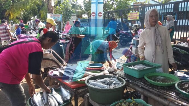 
					Pasar Ikan Mayangan Tutup, Pedagang Berjualan di Luar
