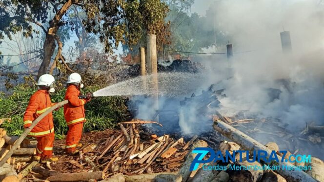 
					Diawali Suara Ledakan, Gudang Kayu di Selogudik Wetan Terbakar