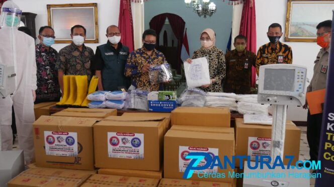 
					Bupati Probolinggo Kembali Terima Bantuan APD