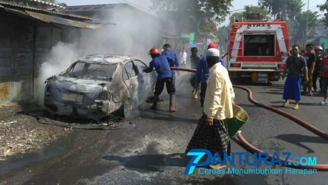 
					Vios di Sidoarjo Terbakar saat Melaju, Sopir Selamat