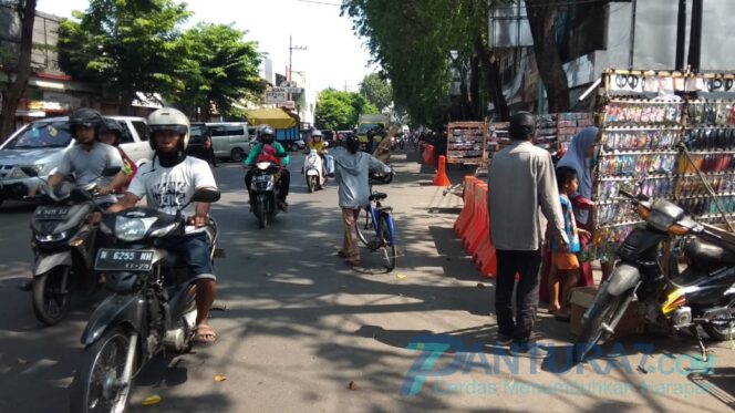 
					Sering Ditertibkan, PKL Masih Berjualan di Bahu Jalan