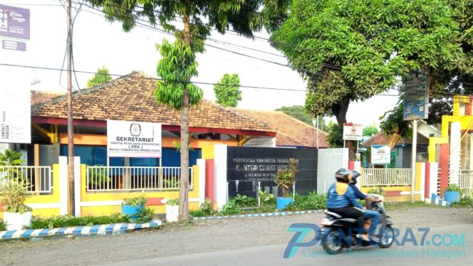 
					Protes Penyaluran BLT DD, Warga Desa Randujalak Geruduk Kantor Kecamatan